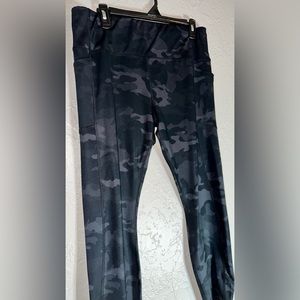 Avía Active Core Performance Pants Camo Size XL